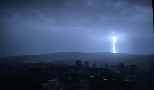 Foto - Görenler hemen cep telefonuna sarıldı! Üç ilde şimşekler geceyi aydınlattı