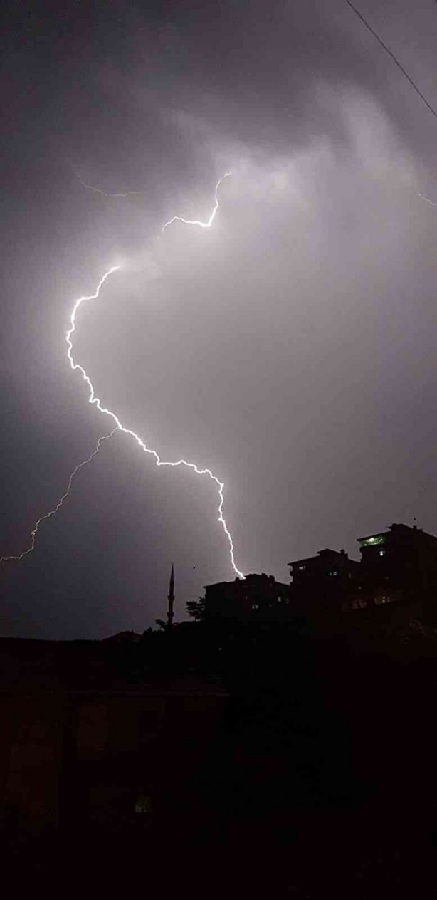 Foto - Görenler hemen cep telefonuna sarıldı! Üç ilde şimşekler geceyi aydınlattı