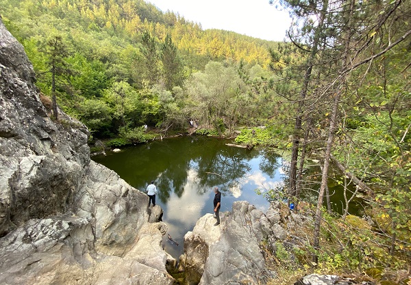 Foto - Görenler mest oluyor! Ağaçlar arasındaki saklı gölet keşfedilmeyi bekliyor