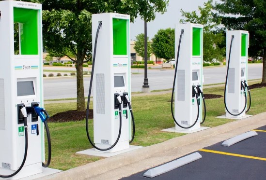 Foto - Görenler ne olduğunu anlamıyor! Elektrikli araçlara sıra dışı şarj sistemi