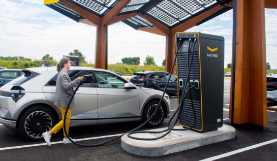Foto - Görenler ne olduğunu anlamıyor! Elektrikli araçlara sıra dışı şarj sistemi