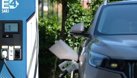 Foto - Görenler ne olduğunu anlamıyor! Elektrikli araçlara sıra dışı şarj sistemi