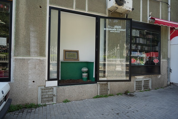 Foto - Görenler ne yapacağını bilemiyor! Siz daha önce vitrinde mezar gördünüz mü?