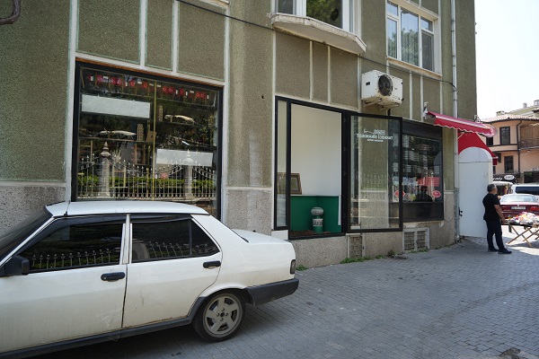 Foto - Görenler ne yapacağını bilemiyor! Siz daha önce vitrinde mezar gördünüz mü?