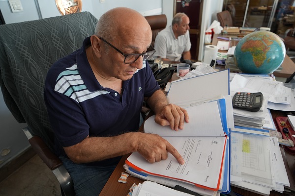 Foto - Görenler ne yapacağını bilemiyor! Siz daha önce vitrinde mezar gördünüz mü?