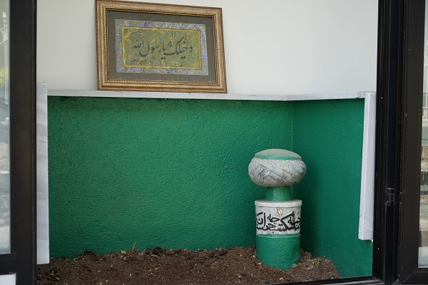 Foto - Görenler ne yapacağını bilemiyor! Siz daha önce vitrinde mezar gördünüz mü?