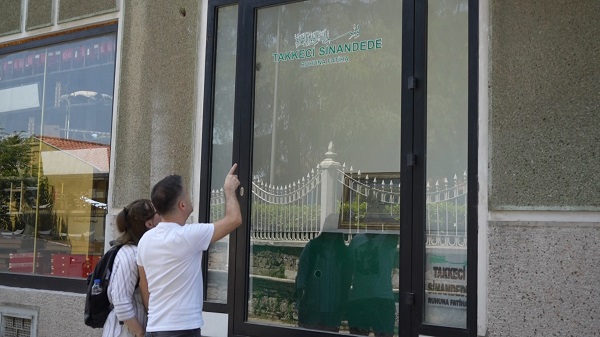 Foto - Görenler ne yapacağını bilemiyor! Siz daha önce vitrinde mezar gördünüz mü?