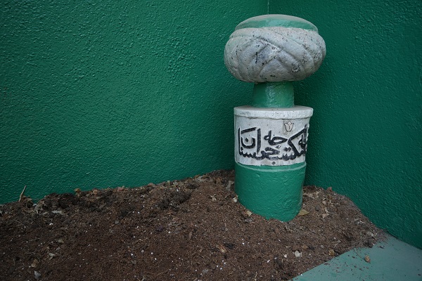 Foto - Görenler ne yapacağını bilemiyor! Siz daha önce vitrinde mezar gördünüz mü?