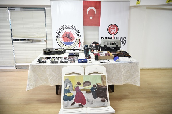 Foto - Görenler şaşıp kaldı! Tramvaylarda unutulanlar arasında yok yok