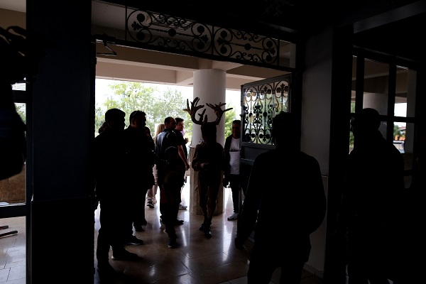 Foto - Görenler şaşırıp kaldı! Öyle bir kıyafetle oy kullanmaya gitti ki! 