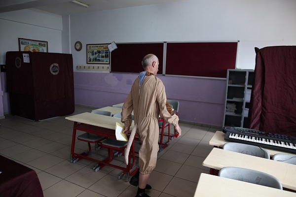 Foto - Görenler şaşırıp kaldı! Öyle bir kıyafetle oy kullanmaya gitti ki! 