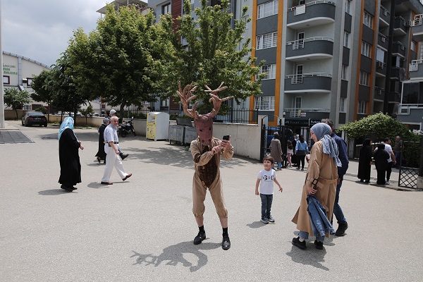 Foto - Görenler şaşırıp kaldı! Öyle bir kıyafetle oy kullanmaya gitti ki! 