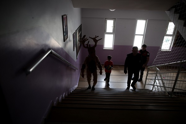 Foto - Görenler şaşırıp kaldı! Öyle bir kıyafetle oy kullanmaya gitti ki! 