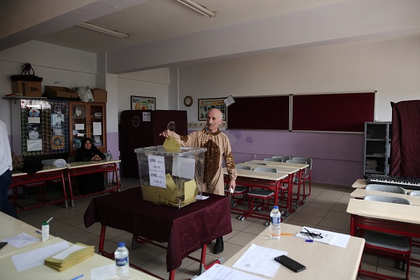 Foto - Görenler şaşırıp kaldı! Öyle bir kıyafetle oy kullanmaya gitti ki! 