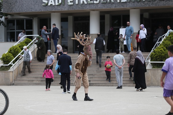 Foto - Görenler şaşırıp kaldı! Öyle bir kıyafetle oy kullanmaya gitti ki! 