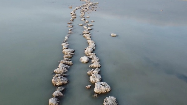 Görenler şaşırıp kaldı! Sular çekildi ortaya çıktı