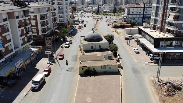 Foto - Görenler şaşırıp kalıyor! Bu camiler neden yolun ortasında