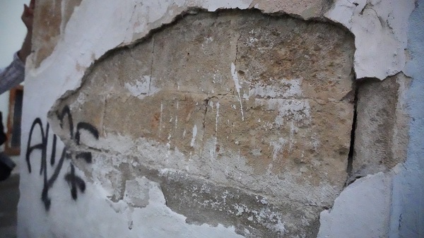 Foto - Görenler şaşkınlığını gizleyemiyor! Dökülen sıvanın altından bakın ne çıktı