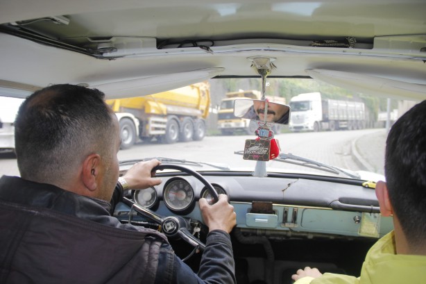 Foto - Görenler şaşkınlıklarını gizleyemiyor! Gözü gibi baktığı nostaljik arabaya istediği fiyat dudak uçuklattı