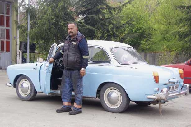 Görenler şaşkınlıklarını gizleyemiyor! Gözü gibi baktığı nostaljik arabaya istediği fiyat dudak uçuklattı