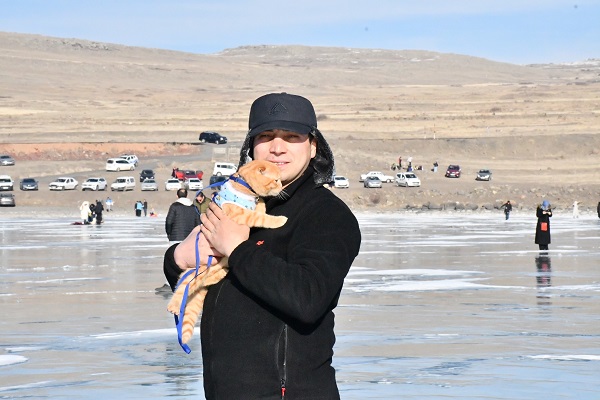 Foto - Görenler şaştı kaldı! Küçük kedi buz üstünde yürüyüşe çıktı