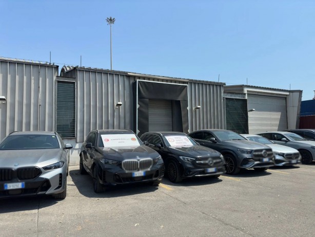 Foto - Görenler şaştı kaldı… Lüks araçlar öyle dizildi, bakanlık el koydu