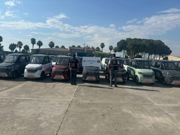 Foto - Görenler şaştı kaldı… Lüks araçlar öyle dizildi, bakanlık el koydu