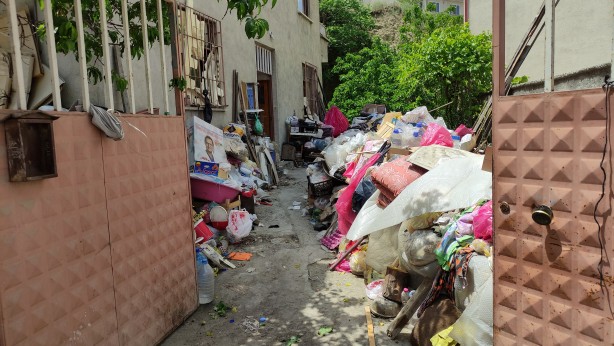 Görenler şok oldu... 2 katlı evden bakın neler çıktı