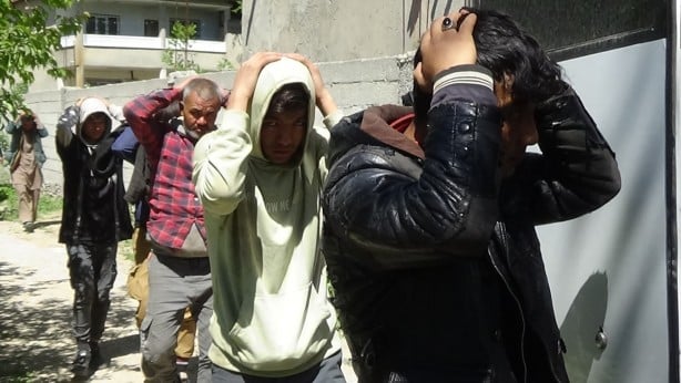 Görenler şok oldu! 3 metrekare yerden bakın kaç göçmen çıktı