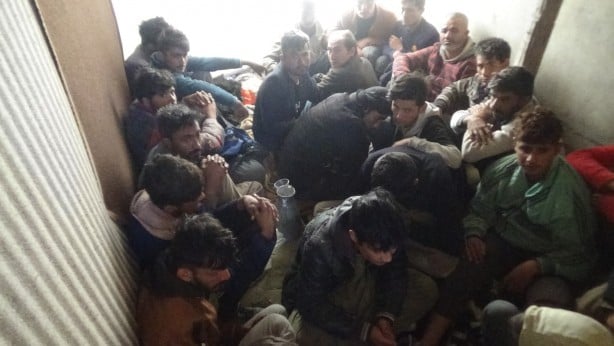 Foto - Görenler şok oldu! 3 metrekare yerden bakın kaç göçmen çıktı