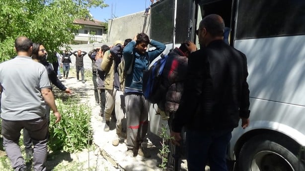 Foto - Görenler şok oldu! 3 metrekare yerden bakın kaç göçmen çıktı