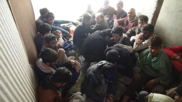 Foto - Görenler şok oldu! 3 metrekare yerden bakın kaç göçmen çıktı