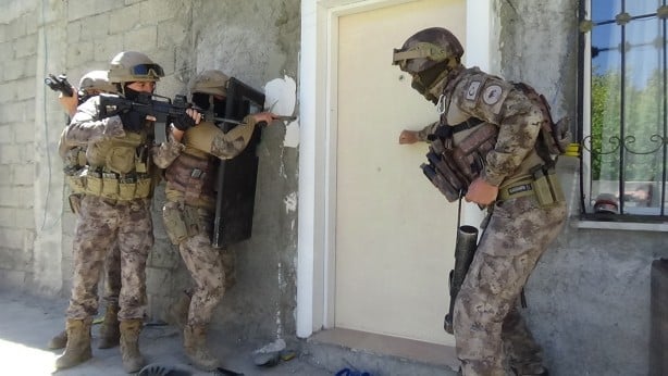 Foto - Görenler şok oldu! 3 metrekare yerden bakın kaç göçmen çıktı