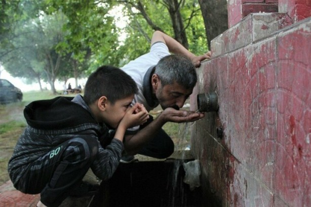 Foto - Görenler şoke oluyor! Çeşmenin suyu alev alev yanıyor
