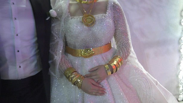 Görenleri dudağı uçukladı! Yeni evlenen çifte takılan takı şoke etti