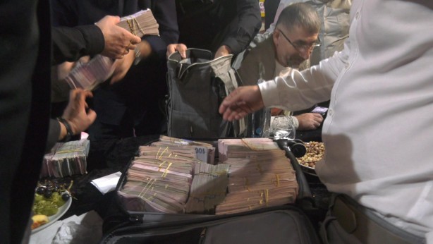 Foto - Görenleri dudağı uçukladı! Yeni evlenen çifte takılan takı şoke etti