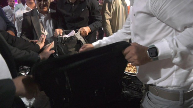 Foto - Görenleri dudağı uçukladı! Yeni evlenen çifte takılan takı şoke etti