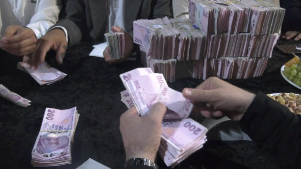 Foto - Görenleri dudağı uçukladı! Yeni evlenen çifte takılan takı şoke etti