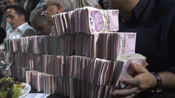 Foto - Görenleri dudağı uçukladı! Yeni evlenen çifte takılan takı şoke etti