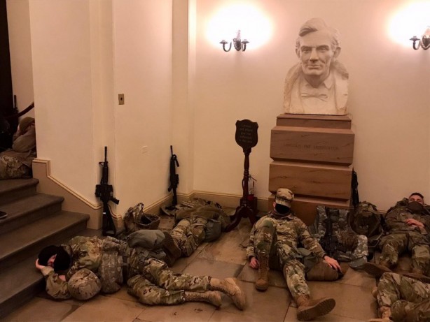Foto - Görev değişimi öncesi Washington'da büyük korku: ABD ulusal muhafızlar yerlerde yatıyor