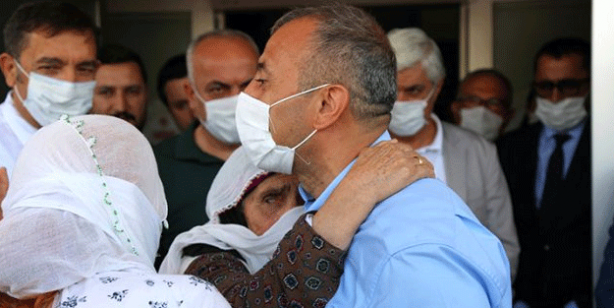 Görev yeri değişen Tunceli Valisi Tuncay Sonel, kentten ayrılırken hem ağladı hem ağlattı
