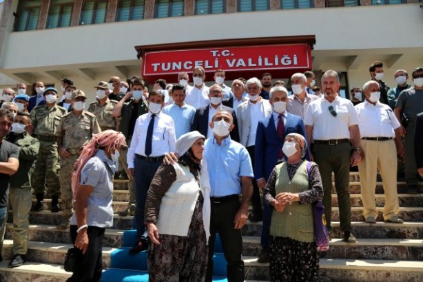 Foto - Görev yeri değişen Tunceli Valisi Tuncay Sonel, kentten ayrılırken hem ağladı hem ağlattı
