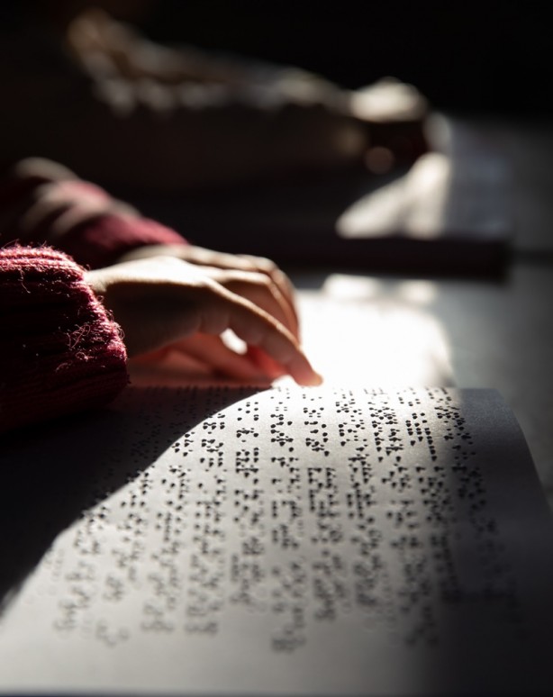 Görme engelli çocukları için Braille alfabesi öğreniyorlar