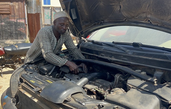 Foto - Görme engelli oto tamircisi Shuaibu Abdullahi! 