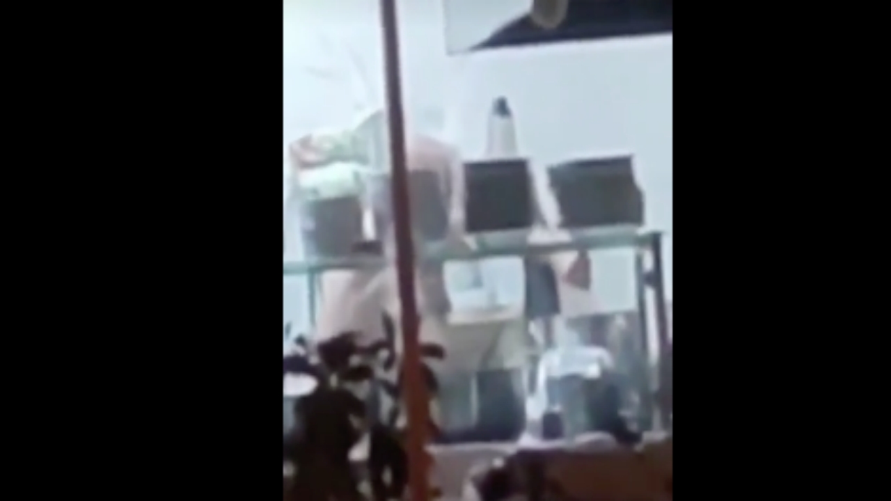 Foto - Görmediğimiz bir bu rezillik kalmıştı! Çorbacıda çekilen görüntüler "Yok artık" dedirtti