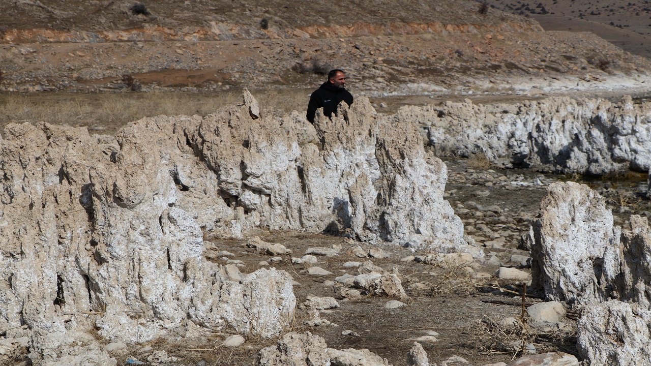 Foto - Görmek için akın akın geliyorlar! Sular çekilince ortaya çıktılar