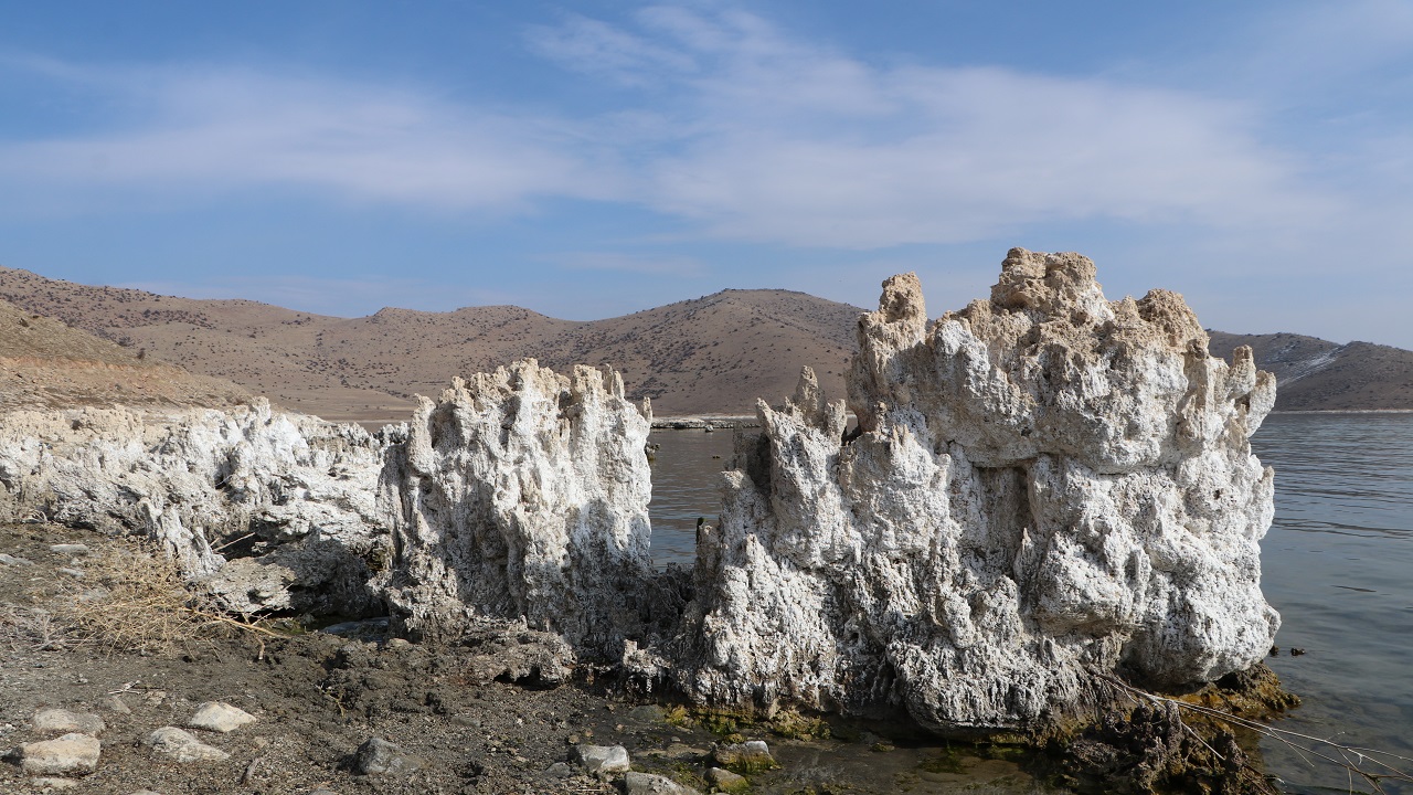 Görmek için akın akın geliyorlar! Sular çekilince ortaya çıktılar