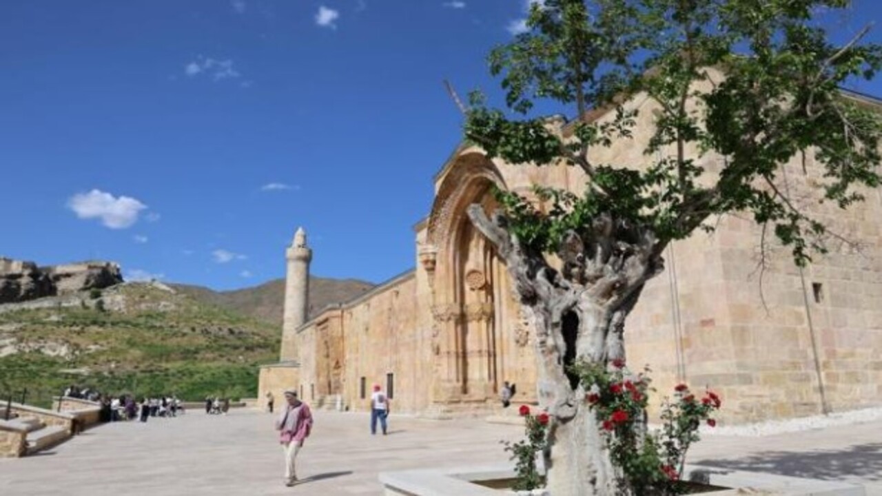 Foto - Görmek isteyenler akın etti! 8 asırlık camide esrarengiz görüntüler