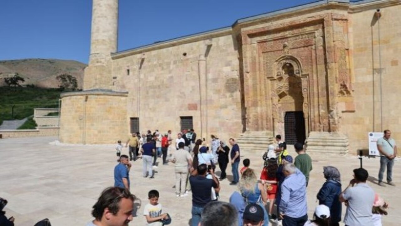 Foto - Görmek isteyenler akın etti! 8 asırlık camide esrarengiz görüntüler