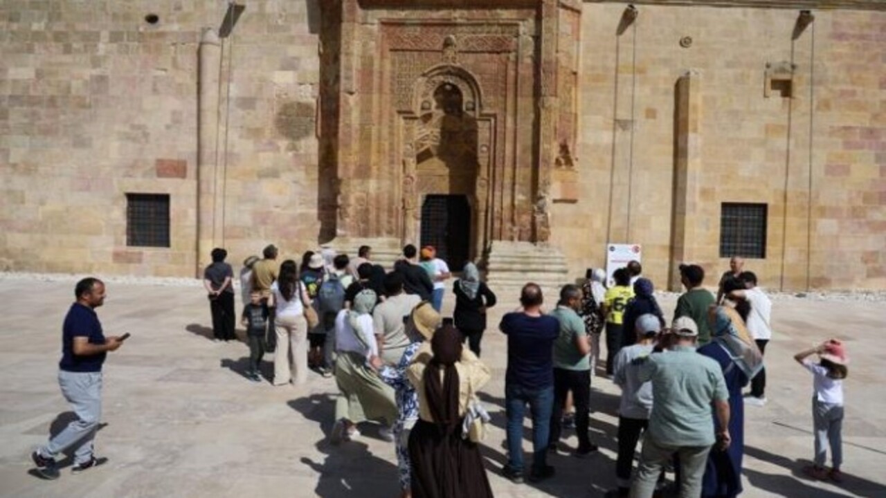 Foto - Görmek isteyenler akın etti! 8 asırlık camide esrarengiz görüntüler